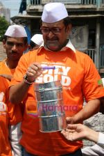 Mahesh Manjrekar promotes City of Gold through dabbawalas in Lower Parel on 21st April 2010 (11).JPG